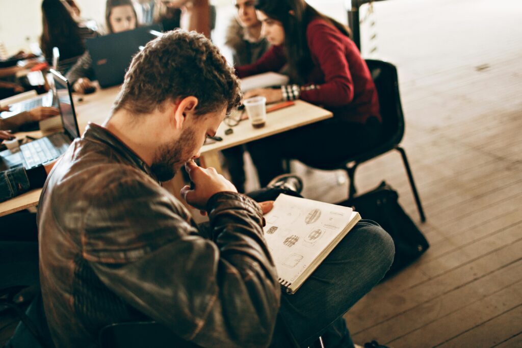 Man intensely studying notes in a group at Belo Horizonte discípulo