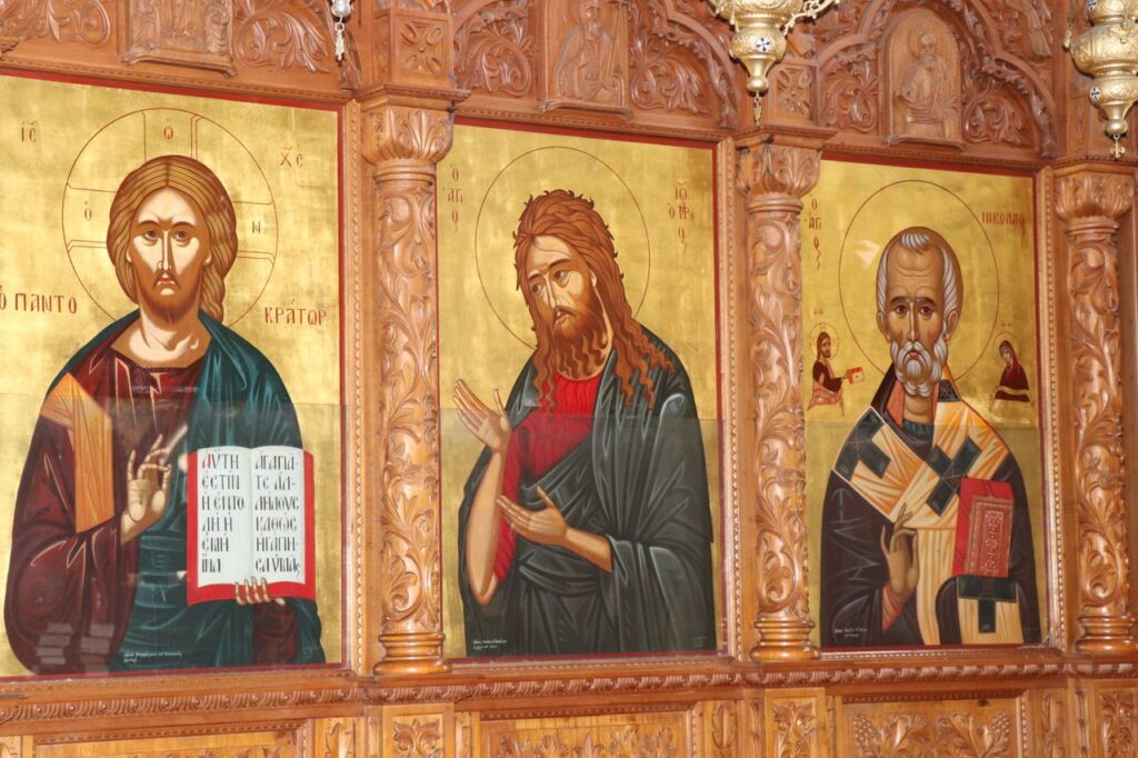Detailed traditional religious icon paintings on a wooden church wall.
apóstoles credo apóstolico apostoles